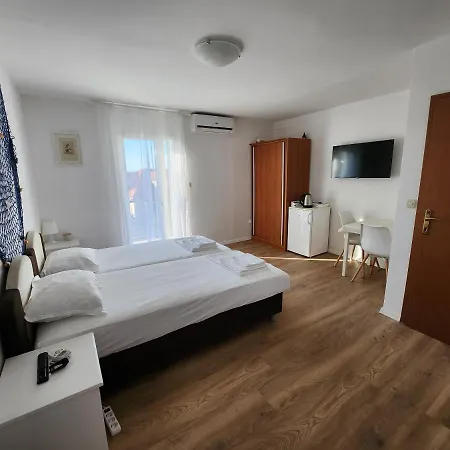 Πανσιόν Neva Supetar