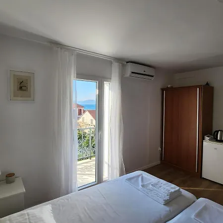 Neva Πανσιόν Supetar