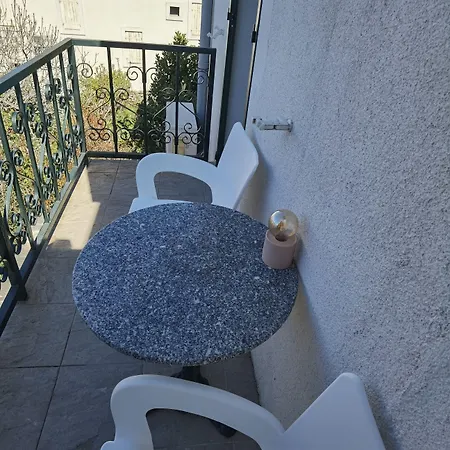 Πανσιόν Neva Supetar