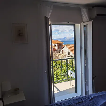 Πανσιόν Neva Supetar